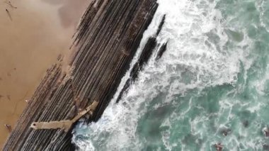 İspanya, Bask Bölgesi, Zumaia 'nın ünlü sineğinin insansız hava aracı görüntüsü. Flysch, derin sularda ilerleyen tortulu kaya katmanlarından oluşan bir dizi.