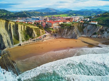 İspanya, Bask Bölgesi, Zumaia 'nın ünlü sineğinin insansız hava aracı görüntüsü. Flysch, derin sularda ilerleyen tortulu kaya katmanlarından oluşan bir dizi.