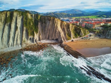 İspanya, Bask Bölgesi, Zumaia 'nın ünlü sineğinin insansız hava aracı görüntüsü. Flysch, derin sularda ilerleyen tortulu kaya katmanlarından oluşan bir dizi.