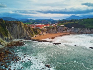 İspanya, Bask Bölgesi, Zumaia 'nın ünlü sineğinin insansız hava aracı görüntüsü. Flysch, derin sularda ilerleyen tortulu kaya katmanlarından oluşan bir dizi.