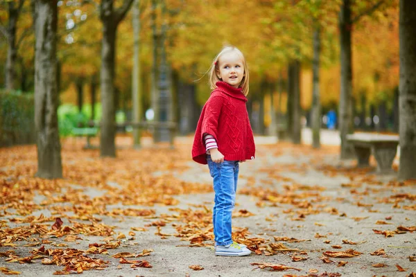 Adorable Niña Preescolar Caminando Jardín Las Tullerías París Día Otoño — Foto de Stock