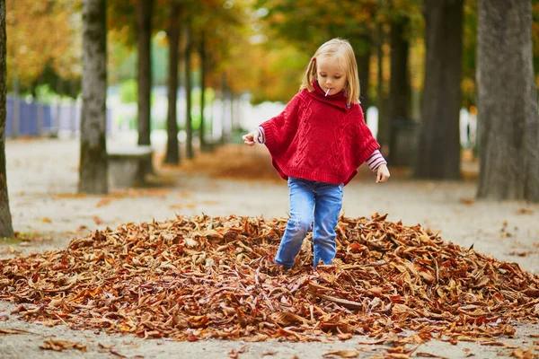 Adorable Niña Preescolar Caminando Jardín Las Tullerías París Día Otoño — Foto de Stock