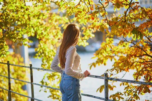 在法国的巴黎 美丽的年轻女子享受着明媚的秋日 秋天到法国度假的游客 — 图库照片