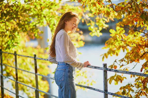 Vacker Ung Kvinna Njuter Ljusa Höstdag Paris Frankrike Turistsemester Frankrike — Stockfoto