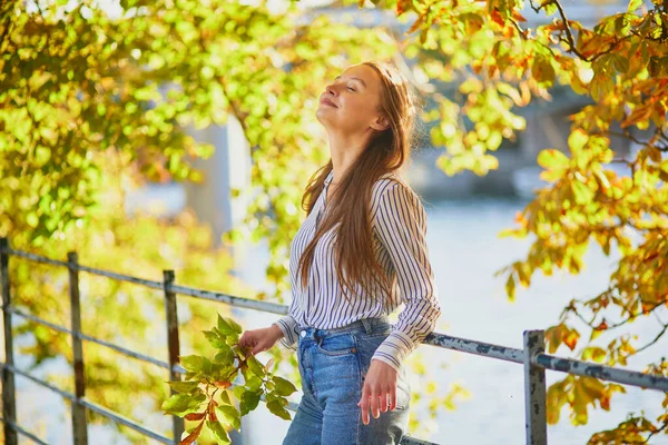 Hermosa Joven Disfrutando Brillante Día Otoño París Francia Vacaciones Turismo —  Fotos de Stock