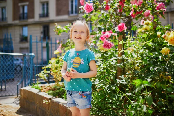 Adorable Preschooler Girl Enjoying Rose Flowers Summer Park Happy Kid —  Fotos de Stock