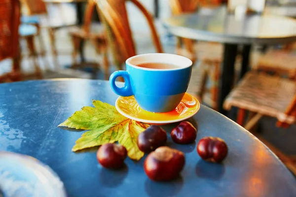 秋の日にパリの伝統的な屋外カフェのテーブルの上に新鮮なエスプレッソコーヒーのカップ — ストック写真