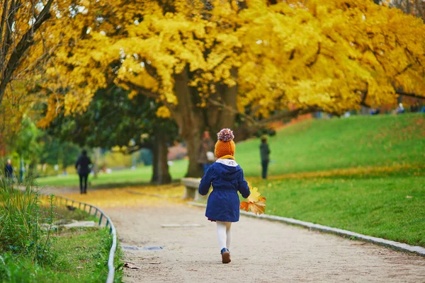 Adorable Niña Preescolar Disfrutando Agradable Soleado Día Otoño Aire Libre —  Fotos de Stock