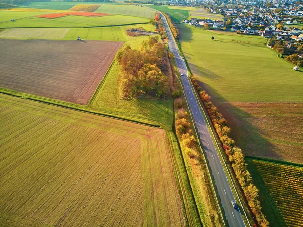 フランスの牧草地や農地の空中ビュー 緑のフィールドと牧草地と美しいフランスの田舎 日没の田園風景 — ストック写真