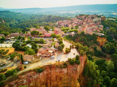 Roussillon, Provence, Fransa 'nın hava manzarası. Roussillon, köyü çevreleyen kilde bulunan büyük deniz tortusu yataklarıyla tanınır.