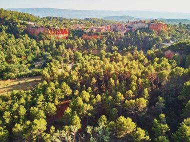 Roussillon, Provence, Fransa 'nın hava manzarası. Roussillon, köyü çevreleyen kilde bulunan büyük deniz tortusu yataklarıyla tanınır.