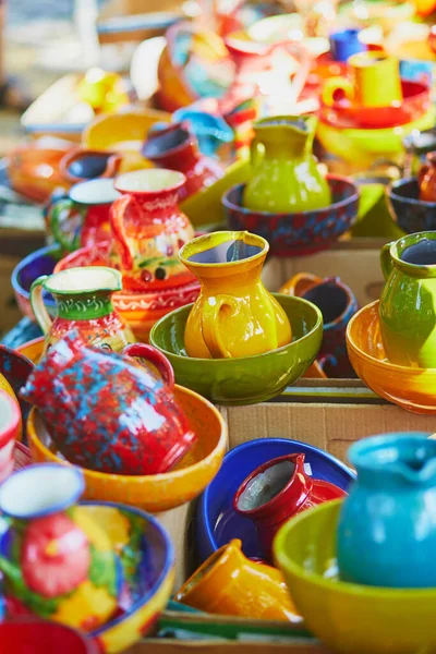 Kleurrijke Klei Servies Een Boerenmarkt Cucuron Provence Frankrijk — Stockfoto