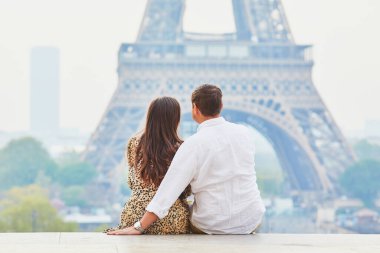 Mutlu romantik çift Paris, Fransa seyahatinin tadını çıkarıyor. Paris 'teki Eyfel Kulesi yakınlarında aşık bir adam ve kadın. Trocadero izleme noktasında bir çift