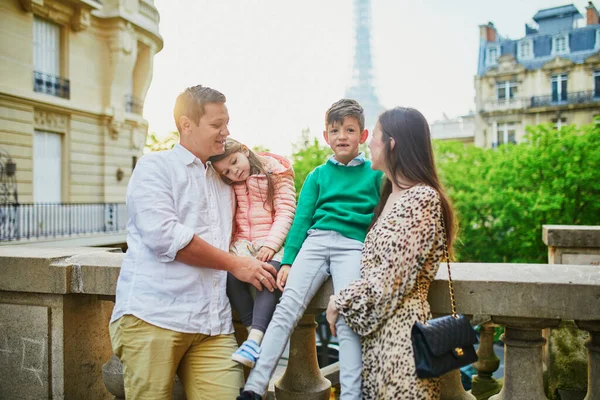 Dört kişilik mutlu bir aile Paris, Fransa seyahatinin tadını çıkarıyor. Anne, baba, oğul ve kız Paris 'teki Eyfel Kulesi yakınlarında. Evli ve çocuklu çift Fransa 'ya seyahat ediyor.
