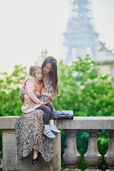 两个人的快乐家庭享受着他们的法国巴黎之行 巴黎埃菲尔铁塔附近的母女 — 图库照片