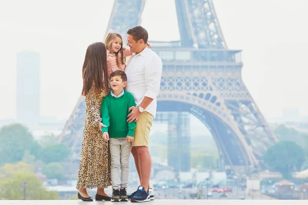 Szczęśliwa Czteroosobowa Rodzina Ciesząca Się Podróżą Paryża Francji Matka Ojciec — Zdjęcie stockowe