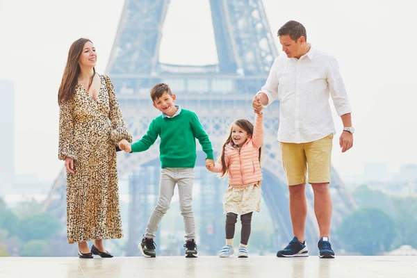 Feliz Familia Cuatro Personas Disfrutando Viaje París Francia Madre Padre —  Fotos de Stock