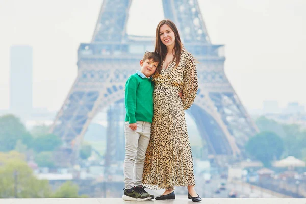 两个人的快乐家庭享受着他们的法国巴黎之行 巴黎埃菲尔铁塔附近的母子俩 — 图库照片