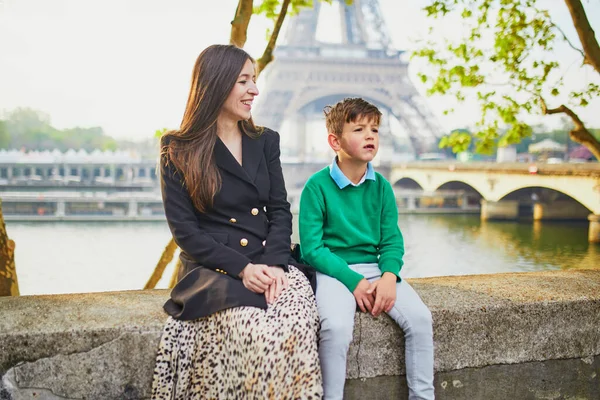 フランスへの旅行を楽しんでいる2人の幸せな家族 パリのエッフェル塔の近くの母親と息子 — ストック写真