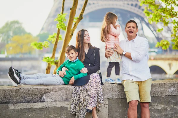 一家四口快乐地享受着他们的巴黎之行 巴黎埃菲尔铁塔附近的母亲 儿子和女儿 有孩子在法国旅行的已婚夫妇 — 图库照片