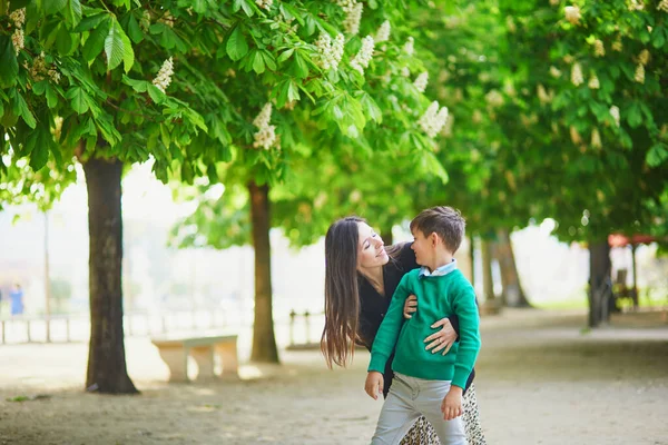 两个人的快乐家庭享受着他们的法国巴黎之行 巴黎Tuileries花园的母亲和儿子 — 图库照片