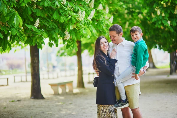 一家三口快乐地享受着他们的巴黎之行 在巴黎Tuileries花园的母亲 父亲和儿子 有孩子在法国旅行的已婚夫妇 — 图库照片