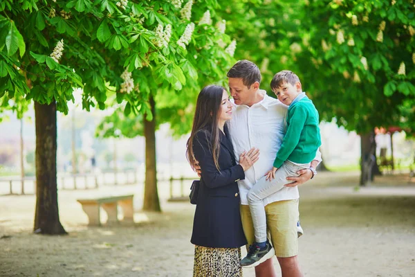 Šťastná Trojčlenná Rodina Užívá Výlet Paříže Francii Matka Otec Syn — Stock fotografie