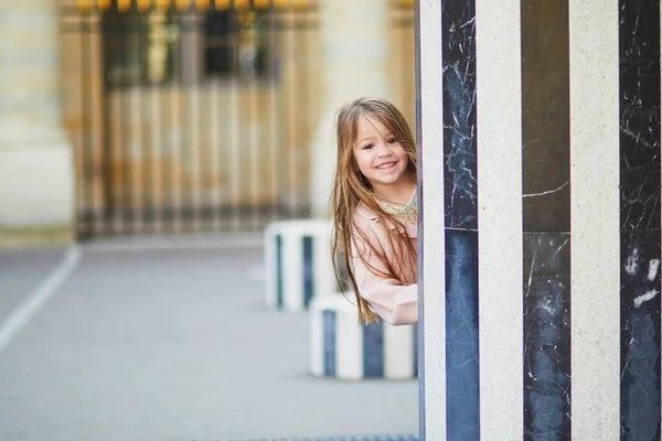 Κορίτσι Τρέχει Στο Palais Royal Κήπο Παιδί Διασκεδάζει Στο Παρίσι — Φωτογραφία Αρχείου
