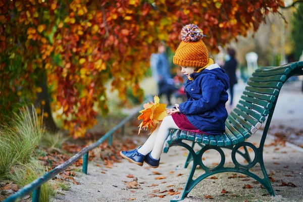 Menina Pré Escolar Adorável Desfrutando Agradável Ensolarado Dia Outono Livre — Fotografia de Stock
