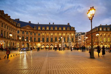 PARIS, FRANCE - 30 ARALIK 2021: Paris, Fransa 'da kış tatilinde Vendome' u Noel süsleriyle donatın