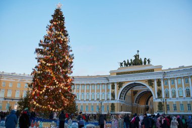 St. PETERSBURG, RUSSIA - 07 Ocak 2022: Genelkurmay binası ve soğuk bir kış gününde dev bir Noel ağacı ile saray meydanı