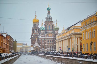 SAINT PETERSBURG, RUSSIA - 2009 HAZİRAN 2022: Aziz Petersburg, Rusya 'da Noel tatilleri sırasında dökülen Kan Kilisesi' nin Kurtarıcısına Manzara