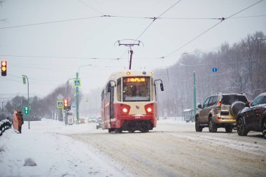SAINT PETERSBURG, RUSSIA - 09 HAZİRAN 2022: Rusya 'nın Saint Petersburg kentinde soğuk karlı kış günlerinde toplu taşıma