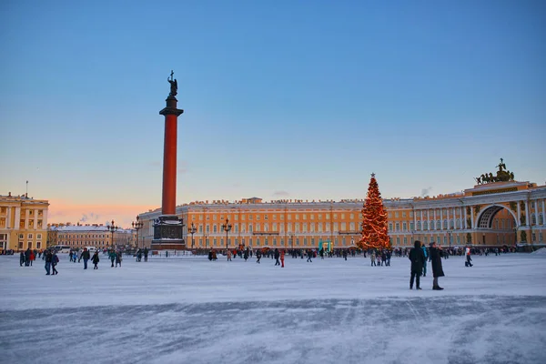 2022年1月7日 人们在俄罗斯圣彼得堡的皇宫广场散步 在寒冷的冬日装饰着巨大的圣诞树 — 图库照片