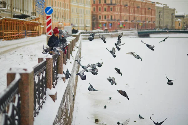 Saint Petersburg Russia January 2022 People Feeding Hungry Birds Cold — Stock Photo, Image