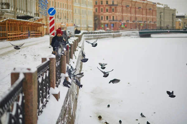 Сент Петербург Россия Января 2022 Люди Кормят Голодных Птиц Холодный — стоковое фото
