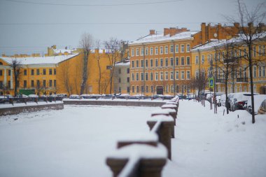 Rusya 'nın Saint Petersburg şehrinde soğuk bir kış gününde Moyka Nehri seti.