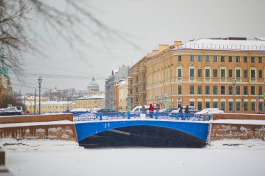 Rusya 'nın Saint Petersburg şehrinde soğuk bir kış gününde ünlü Mavi Köprü ile Moyka nehri seti