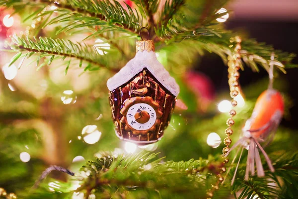 Árvore Natal Decorada Com Diferentes Brinquedos Coloridos Casa — Fotografia de Stock