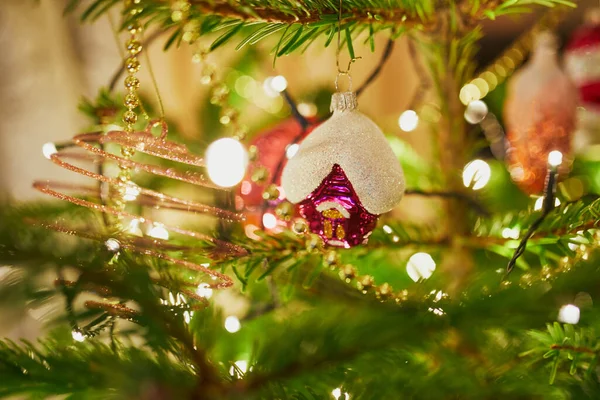 Kerstboom Versierd Met Verschillende Kleurrijke Speelgoed Thuis — Stockfoto