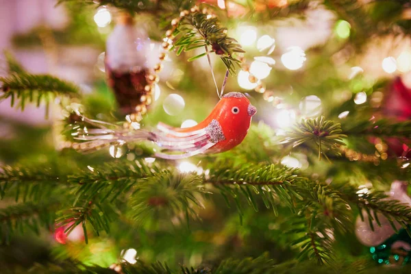 Árvore Natal Decorada Com Diferentes Brinquedos Coloridos Casa — Fotografia de Stock