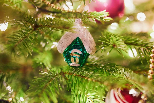 Árvore Natal Decorada Com Diferentes Brinquedos Coloridos Casa — Fotografia de Stock