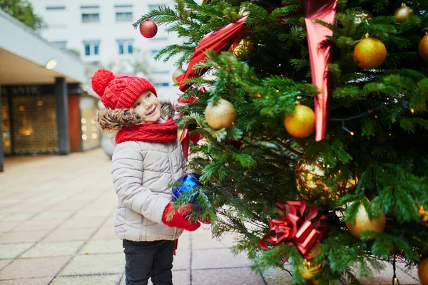 Feliz Niña Preescolar Alegre Sombrero Rojo Mercado Navidad París Francia —  Fotos de Stock
