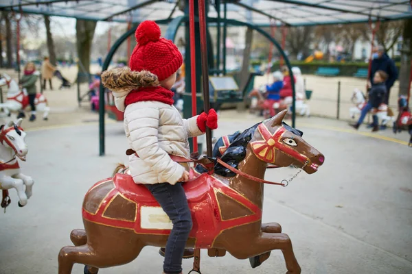 Urocza Przedszkolanka Jeżdżąca Koniu Karuzeli Jarmarku Paryżu Szczęśliwe Dziecko Bawiące — Zdjęcie stockowe