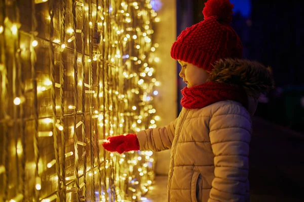 クリスマスのために飾られた大型デパートの窓ガラスを見ている未就学児の女の子 フランスのホリデーシーズンを楽しむ子供 — ストック写真
