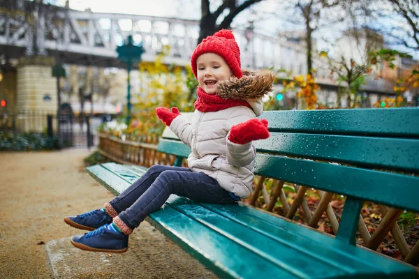 Happy Wesoły Przedszkolak Dziewczyna Siedzi Ławce Ulicy Paryża Francja — Zdjęcie stockowe