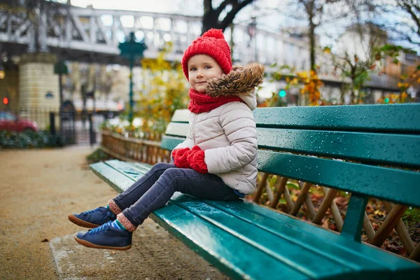 Menina Pré Escolar Alegre Feliz Sentado Banco Uma Rua Paris — Fotografia de Stock