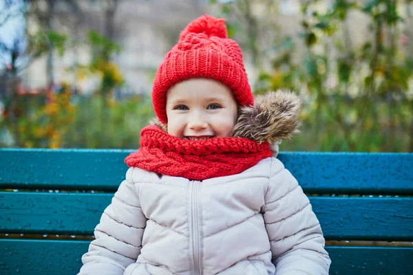 Happy Wesoły Przedszkolak Dziewczyna Siedzi Ławce Ulicy Paryża Francja — Zdjęcie stockowe