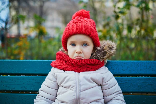 Sorglig Förskoleflicka Sitter Bänken Gata Paris Frankrike — Stockfoto