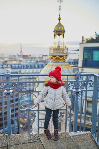 Underbar Liten Flicka Njuter Utsikten Över Parisiska Skyline Med Tak — Stockfoto